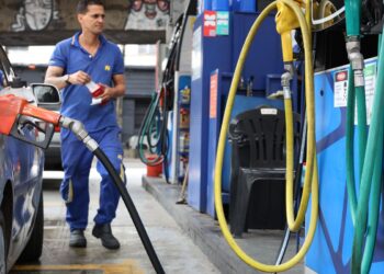 Governo propõe subvenção da gasolina em R$ 0,44 por litro