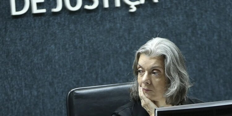 Cármen Lúcia vota por derrubar flexibilização da Lei da Ficha Limpa