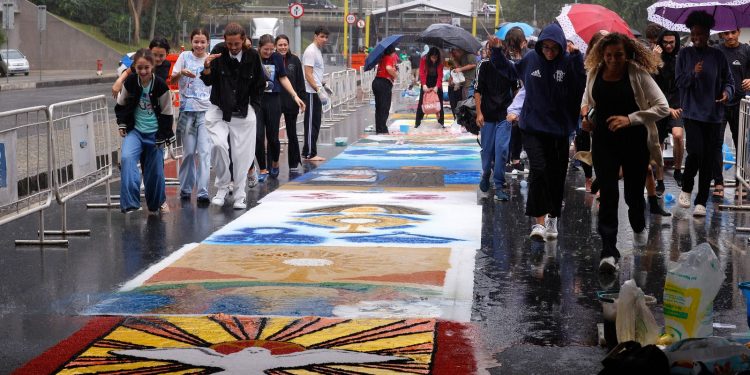 Fiéis enfrentam chuva para fazer tapetes de Corpus Christi no Rio